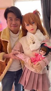 32K views · 1.2K reactions | Voici l'homme qui a épousé sa poupée ! .....#lamafache #lama #decouverte #apprendre #nouveau #nouvelle #epouserpoupee #couple #poupee | Lama Faché | Facebook