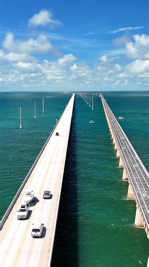 De Overseas Highway is niet alleen de route — het is ook een hoogtepunt van de roadtrip! Je rijdt door de Florida Keys en steekt 42 bruggen over die de eilanden verbinden van Key Largo tot Key West. Stuur dit naar de persoon met wie jij deze tropische roadtrip zou maken! 🌴 https://brnw.ch/21wZa9a | roadsurfer