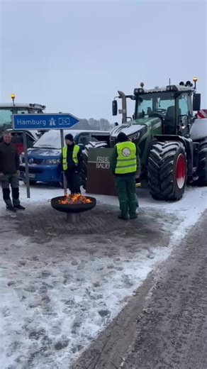 Moderner-Landwirt.de on Instagram: "Bauerdemo am 08.01.2026 auf der A24 Autobahnauffahrt Gallin in Mecklenburg-Vorpommern. Die angemeldete Demo wird nach allen Auflagen durchgeführt. Rettungsgasse bleibt selbstverständlich offen.. #bauerndemo #demo #protest #autobahn #bauernprotest"