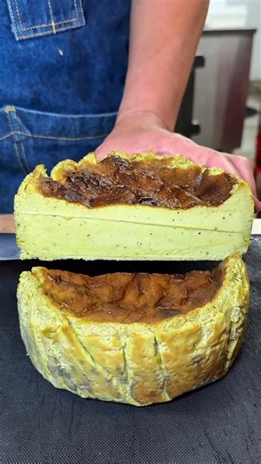 𝐚𝐲𝐚𝐤𝐚〖愛知・岐阜〗名古屋グルメ/名古屋カフェ on Instagram: "【塩とお酒で嗜む！大人のバスクチーズケーキ🧀🤍】 お酒と塩でいただく新感覚バスクチーズケーキをいただける CheeseCakeRevolutionさん🫶🏻🤍 𓌉𓇋‎‎ オーガニック西尾抹茶のバスクチーズケーキ ¥800 甜菜糖と西尾抹茶はオーガニックで健康にも配慮されたバスクチーズケーキ✨ お酒に合うように甘さ控えめで塩をかけていただくと コクとチーズの香りが引き立って最高🤤 濃厚でありながら後味はすっきりしていて 何個でも食べられそうな美味しさ🥂 オンライン販売や事前予約でホールでの購入もできるからギフトにもオススメ🧸 ぜひ行ってみてね🥰 𓈒𓏸𑁍𓏸𓈒𓂃𓂃𓂃𓂃𓂃𓂃𓈒𓏸𑁍𓏸𓈒 Cheese Cake Revolution @cheese_cake_revolutions 𖠿愛知県名古屋市中区千代田3-31-6 ☎︎ 090-4861-1104 ◷ 15:00〜17:00 定休日┆（土）（日）（祝）・不定休 駐車場┆なし※近くにコインパーキング