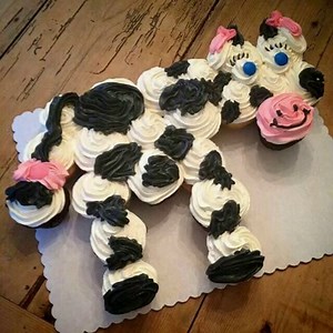 COW CUPCAKE CAKE!!! How adorable!! 💖 what do you think? Visit us: www.myincrediblerecipes.com via: https://www.pinterest.com/pin/238339005258160548/ | Recipes From Heaven