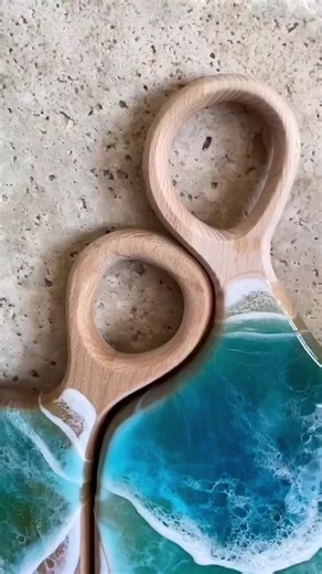 These are three best epoxy hacks we’ve heard so far when it comes to ocean art 🌊💙 1) TORCH YOUR WAVES! Immediately after you blow your white pigment out with your heat gun, lightly torch your resin surface to activate the cells. 2) DOUBLE UP ON GLOVES It sounds kind of crazy but wearing multiple layers of gloves allows you to simply remove the first pair when you need to refresh. No more trying to get gloves on over sweaty hands while your resin is curing. 3) TAKE YOUR TAPE TO THE NEXT LEVEL S