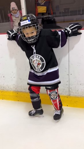 Développement de la proprioception un outil essentiel pour le sport mais également pour la vie de tous les jours. L’importance d’enseigner un élément progressivement et lentement même si parfois le jeune ne voit pas l’utilité est fondamentale pour une bonne base et progression. Tourner les pieds en alternances sans que l’autre bouge comme dans le vidéo semble facile mais les premiers essais montront plutôt des pieds qui pointent dans la même direction ☺️ Par la suite vous pouvez amener le jeune 