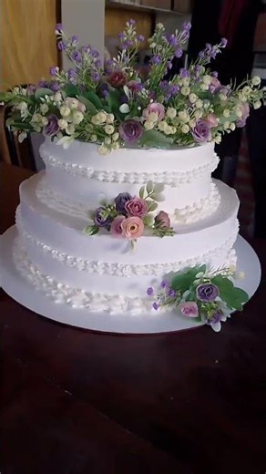 TREVELIN CAKES/beautiful double-tiered cake with flowers
