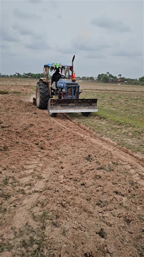 Tractor And farmer នៅលើ TikTok
