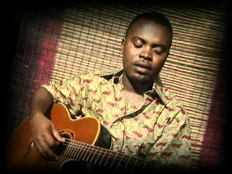 AXEL AGAMBOUET La vie