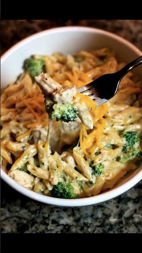 Creamy Chicken Broccoli Pasta 🥦 Easy Cheesy Dinner!