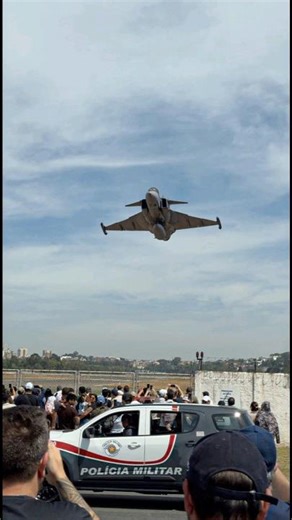 Caça Gripen pela primeira vez em São Paulo For the first time in São Paulo hunting