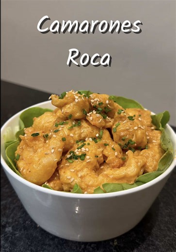 La entrada MÁS pedida en los restaurantes Japoneses: los Camarones ROCA 🍤 Ingredientes: - 3/4 taza Agua Mineral - 350 g Camarones (36/40) - 1 taza Harina de Trigo - 1/2 taza Maicena - 1 Huevo - C/S Sal - 1/2 cdita. Paprika - 1 cdita. Ajo en polvo - 1/2 cdita. Pimienta Negra - Aceite Vegetal - Ajojolí tostado - Cebollin picado Para la Salsa: - 3/4 taza Mayonesa - 3 cdas. Sriracha - 1 cda. Miel - 1/2 cda. Salsa de Soya El video completo lo podrán encontrar mañana en mi canal de YouTube 🎥 #Receta