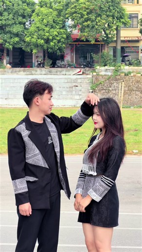 Mặc đồ cùng style nhưng bất ổn: cách xử lý outfit đôi