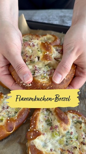 Schnell gemacht, knusprig und herzhaft! 🥨😋 Unsere Flammkuchen-Brezeln sind das perfekte Fingerfood für gesellige Runden, deine nächste Party oder auch nur für dich! Die Rezeptanleitung findest du in den Kommentaren. 👇 #ichliebekäse #käse #einfacherezepte #rezeptideen #rezepte #flammkuchen #brezel #snack #fingerfood | Ich liebe Käse