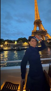Comedy skit at the Eiffel Tower: try again moment