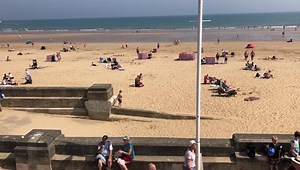 Another warm day on Bridlington south side today. Despite thousands of visitors to the town, the majority of people are obeying the advisory rules of social distancing and the wearing of facemasks whilst in public indoor settings. Traders again have reported good business with some staying open later than normal to cater for the tourists who are avoiding the traffic or staying for meals. | Bridlington Echo