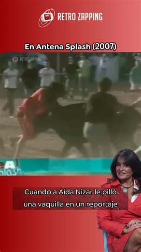 En Antena Splash (2007) La versión estival de En Antena, que presentó Ximo Rovira, nos dejó momentos como este reportaje de Aída Nízar, donde vestida de rojo y con tacones, decidió salir a torear a la vaquilla... la verdad que no podía acabar de otra manera 😅 #enantenasplash #enantena #antena3 #ximorovira #televisionretro #aidanízar #granhermano #vaquilla #fiestaspopulares #recuerdosdesbloqueados #tvdeantes #nostalgiatv #aidanizaraida #aidanizartequeremos | Retro Zapping
