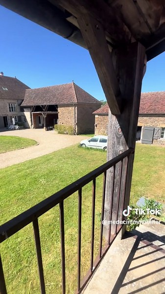 🌿✨ Et si vous quittiez tout pour vivre ici ? Au cœur de la Bourgogne, aux portes du Morvan, découvrez ce superbe corps de ferme rénové situé à Vic-de-Chassenay 🤍 🏡 380 m² habitables 🌳 de 2 hectares de terrain 💧 Bassin naturel 20x6 m 🐴 Écurie, granges & dépendances 🌅 Vue imprenable sur la campagne bourguignonne À seulement quelques minutes de Semur-en-Auxois, cette propriété mélange parfaitement : ✨ charme de l’ancien 🔥 pierre & poutres apparentes 🌿 nature & calme absolu 🏡 confort moder