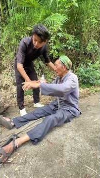 A 90-year-old man was dragging 1,000 pounds of firewood when kind passersby came to help.#kindness