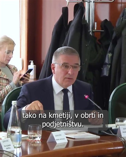 Poklici prihodnosti niso le tisti, ki so povezani z napredno tehnologijo, temveč tudi tradicionalni, obrtniški poklici, kot so avtomehaniki, vodoinštalaterji, krovci, čevljarji, malarji in frizerji, ki ostajajo nepogrešljivi v vsakdanjem življenju. 👞🥿🪮✂️👇 | Marko Lotrič