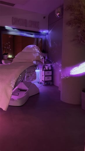 Immersive Wellness = Glow von innen Wenn Wellness plötzlich wie ein Kristalltraum aussieht 💎✨ Im Crystal Space wirst du von Projektionen aus tausenden Kristallen umgeben – und plötzlich fühlt sich alles leichter an. Beauty, aber für die Seele. 🫧🌙 📍 SYNYSSPACE-Area Klagenfurt Wer kommt mit? 👀 #immersivewellness #crystalspace #beautyexperience #wellnessvibes #glowupenergy