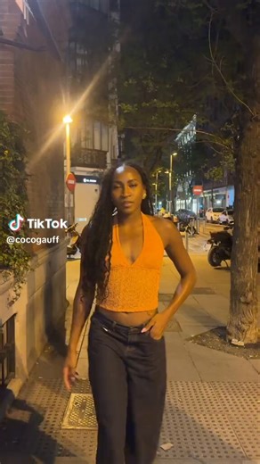 Imagine, tu marches dans les rues de Madrid et tu vois Coco Gauff et Eva Lys en train de faire des TikTok. 😅