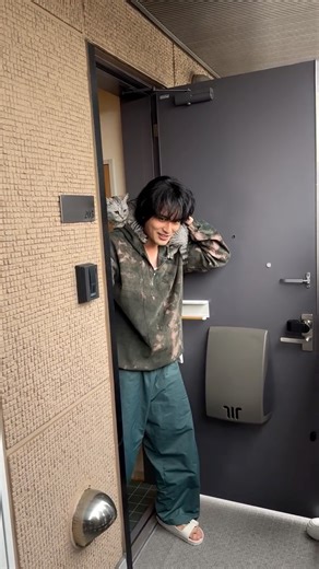 THE突破ファイル 公式アカウント on Instagram: "【セリフとんじゃいました🐈】 突破ファイル🪭 TVer見逃し配信中〜📺 プロフィールのリンクからすぐ見られる🎵 ぜひチェックを！お気に入り登録もお忘れなく💟 #猫ちゃんが恒司くんの上に😍 #首のところで落ち着いた猫ちゃん #恒司くんすごい体制になってるよ笑 #大事なセリフぶっ飛び🤣 #これは飛んでまうやろ〜"