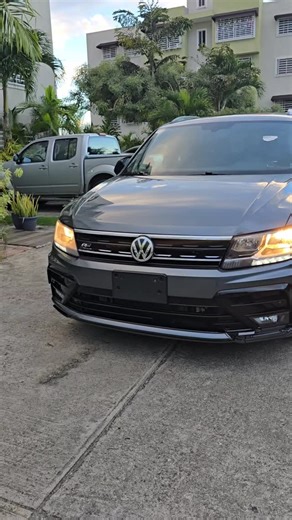 YEBREAUTOS on Instagram: "VOLKSWAGEN TIGUAN SE R-LINE (BLACK EDITION) 2020 US💲 22,000⁰⁰* 💰 ✅ENDOSO TOTALMENTE GRATIS 📃(MATRÍCULA A SU NOMBRE) ✅4 CILINDROS ✅GASOLINA ⛽ ✅MOTOR 2.0 ✅ CÁMARA DE REVERSA 🎥 ✅RADIO PANTALLA 🖥 ✅TECHO PANORÁMICO ✅INTERIOR EN LEATHER 🐊 ✅GUÍA MULTIFUNCIONAL 🎮 ✅CENSORES DE PROXIMIDAD Y PARQUEO ✅PUCH BUTTON ✅LLAVE INTELIGENTE 💡 ✅A/C 🥶❄️ ✅ARO 🛞 20" ✅GOMA 🛞 EN UN 90% ✅LUCES LED ✅MANTENIMIENTO AL DIA #condioscomoguiatodoesposible #diostrabajoduroenfoqueigualaéxito CEL