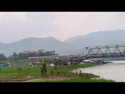 Railroad Crossing Indonesia train live di jembatan sungai Serayu
