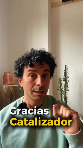 Samuel Casales on Instagram: "🙏 LAS GRACIAS SON UN CATALIZADOR ✨ Doy gracias si me levanto por la mañana y mi familia está bien. Doy gracias si puedo lavarme los dientes. Doy gracias si abro el grifo y sale agua. Doy gracias por encender la luz con solo apretar un botón. 💡 Las gracias sinceras cambian la vibración. Da igual si la situación es buena o una putada… cuando uso las gracias, algo empieza a disolverse, la mente se calma y todo se relativiza. 💛 Las gracias no lo niegan todo… lo trans