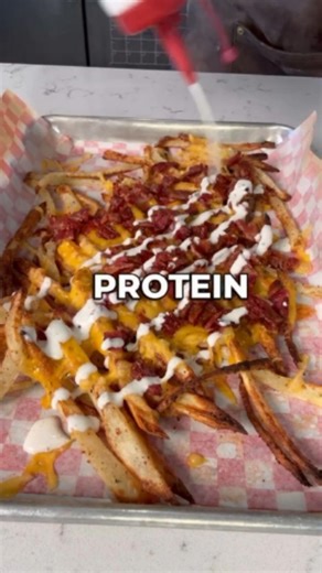 FAST FOOD AINT FAT FOOD: cheddar bacon ranch fries 🍟 👨‍🍳 tastyshreds I bet you have no idea who made these French fries from the brown paper bag. (Macros ingredients below) ✅ As always if you need recipe ideas and want to support this page pickup a copy of my tasty shred ebook w/150 recipes in my bio or subscribe to the common ground app! Macros: 682 calories, 59g protein, 82 carbs, 15 fat 2 medium russet potato’s (I used about 80%) 4 slices center cut bacon 56g fat free cheddar 2 slices thin