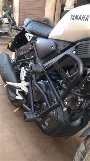 Yamaha XSR 155 heavy duty craze guard install#yamahaxsr #viralreels #instareels #modfied #biker