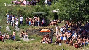 130K views · 57 shares | U selu Zrze održani su tradicionalni skokovi sa istorijskog Švanjskog mosta. Još od 1954. godine odvažni skaču sa 22 metra visine u reku Beli Drim. | Radio Slobodna Evropa | Facebook