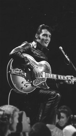 In the '68 Comeback Special, Elvis rocked a black leather ensemble reminiscent of his rebellious 1950s image. The fitted trousers and low-neck t-shirt exuded an intense and seductive presence, while the leather jacket took inspiration from street-style denim outfits of the time.⁣