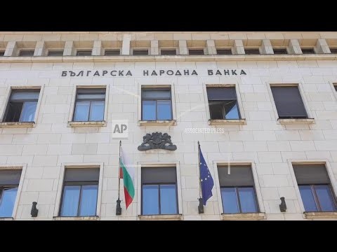 Bulgarians are divided over adopting the euro currency