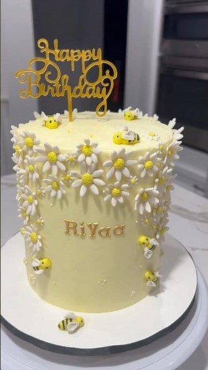 Honey Bee Cake #cakedecorating #cakemaking #cake #rachen #simplecakes #birthdaycake