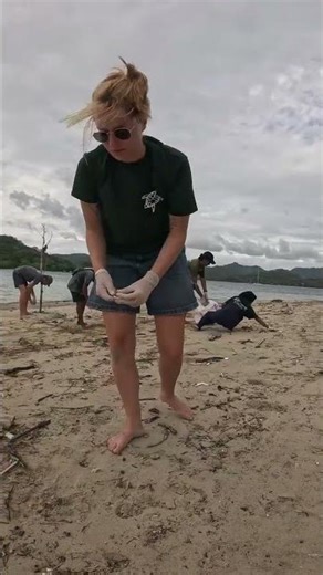 Gili Goleng Beach Clean