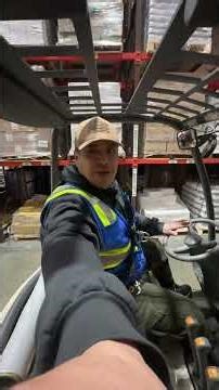 Bajando dos paletas del Rack usando un montacargas parado y un montacargas sentado #parati