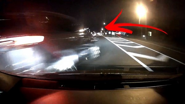 Reckless driver nearly causes crash changing lanes at last second