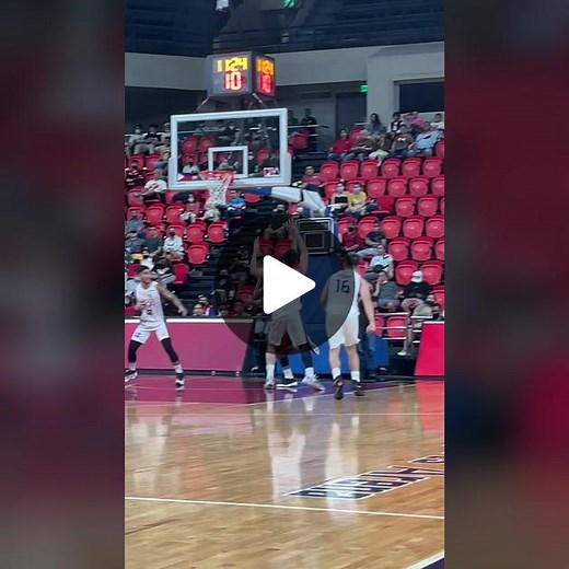 Vic Manuel with the tough REVERSE! #PBAGameTayoDito