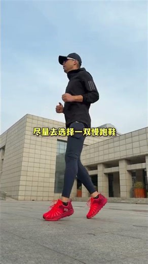 穿R2成为每天最舒服的时刻，轻量化鞋身，上脚无感无负担；宽鞋楦设计不用担心挤脚压脚，高弹中底缓震回弹，落地更软、起步更顺，有效护膝护踝。工程网布透气鞋面，久跑干爽不闷脚；加固后跟与防滑大底，步态...