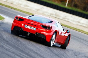 Na, noch die Silvester-Nacht in den Knochen? Dann zurücklehnen und unserem Testfahrer Uwe Sener beim Meistern des Ferrari 488 GTB auf dem wunderbaren Circuit de l'Anneau du Rhin zugucken. Frohes Neues! :) | sport auto