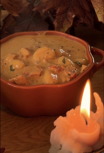 Soup on Sunday: Creamy Tuscan Chicken Gnocchi Soup 🍅🍗 Listen, the Olive Garden Chicken Gnocchi Soup is an icon for a reason, but add sun-dried tomatoes to it and it’s on a whole other level. Original recipe by: @Ian Fujimoto INGREDIENTS: • 2 chicken breasts (there’s 3 in the video because I wanted to cook it for later lol) • 1 1/2 tsp salt • 1 1/2 tsp black pepper • 1 tbsp garlic powder • 1 tbsp cayenne pepper • 1 1/2 tsp red pepper flakes • 1 tbsp thyme • 1 tbsp oregano • 1 tbsp basil • 1 sha