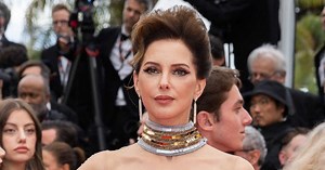 Frédérique Bel sensationnelle : elle ose la robe entièrement transparente effet peau nue sublimée par des sequins