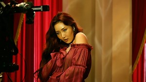 Hwasa (MAMAMOO) vous emmène dans les coulisses du MV de « Maria »