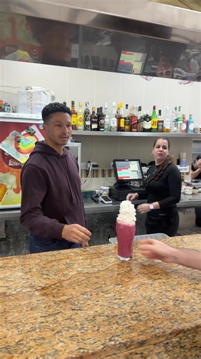 Comandas y risas en la cafetería Altavista