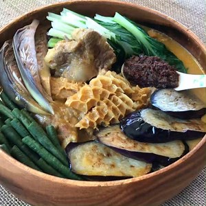 How to make Kare-Kare Full recipe here > https://www.casabaluartefilipinorecipes.com/2019/08/kare-kare-recipe.html Ingredients 1 1/2 lb beef ribs (or oxtail or any choice of meat) 1 lb tripe water 2 medium onion, sliced 4 cloves of garlic, sliced 2 small eggplant, cut 1/3 cup rice flour 1 cup peanut butter 1 tsp achuete (annatto) powder 1 bunch long beans (sitaw), cut into 2 inches 1 bunch bok choy (pechay), remove ends salt and pepper to taste cooking oil sauteed shrimp for serving #karekare #o