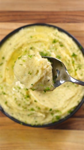 Fluffy Garlic Mashed Potatoes Yield - 8 people Mash potatoes - 3 Lbs Yukon Gold Potatoes, peeled and Sliced Salt, for boiling 1/2 Cup Freshly Grated Parmesan Cheese 2/3 Cup Heavy Cream 1/2 Cup Milk 4 Cloves Garlic, Crushed 4 Tbsp Salted Butter 1 Sprig Rosemary 2 sprigs Thyme Seasoning - 4 tbsp soft butter Pinch salt 2 tsp onion powder 2 tsp garlic powder 1 tsp lemon pepper Toppings - Chives Sour Cream ———————- #thatsavagekitchen #potatoes #mashedpotatoes #thanksgiving #foodie #food #cooking #pot