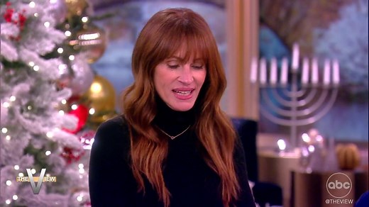 14K views · 501 reactions | Julia Roberts tells us about her new apocalyptic thriller 'Leave the World Behind' and what it was like having Barack and Michelle Obama as executive producers of the film. abcn.ws/2RiH3wd | The View | Facebook