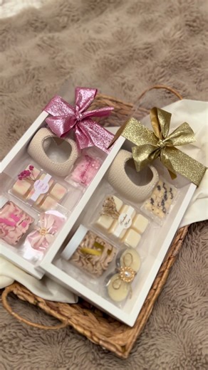 🌙✨Édition spéciale Ramadan✨🌙 En ce joli mois de ramadan, l'édition spéciale continue et aujourd'hui je vous propose 2 coffrets de fondants parfumés accompagnés de leur brûleur. Parfait si vous êtes à la recherche de cadeau à offrir pour vos proches pour l’Eïd. Chaque coffret possède ses propres odeurs : 🩷Barbe à papa, Monoï Passion, Pomme d'amour et Magnolia 💛Cookies, Musc blanc, Vanille et Noisette Alors quel est votre préféré ? Qu’ ‎الله vous facilite ce jeun du mois de ramadan, et vous ac