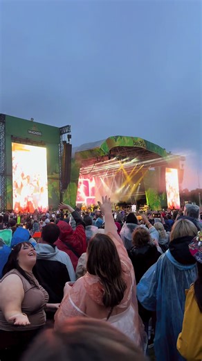 Iconic Ironic st a rainy Belsonic ✨☔️ #alanismorissette #belsonic #crows #singitgirl 😂