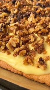 Der Name ist Programm: Dieser „Fress mich dumm“-Kuchen mit Vanillecreme, karamellisierten Walnüssen und Schokoglasur macht einfach süchtig! 🤤🍰 Zutaten für ein Backblech (40 × 30 cm): Mürbeteig: 375 g Weizenmehl 3 TL Dr. Oetker Backin 125 g Zucker 1 Pck. Dr. Oetker Vanillin-Zucker 1 Prise Salz 2 Eier (Größe M) 150 g weiche Butter oder Margarine Belag: 250 g gehackte Walnüsse 125 g Butter 125 g Zucker Puddingcreme: 2 Pck. Dr. Oetker Puddingpulver Vanille 100 g Zucker 750 ml Milch 100 g Butter Zu