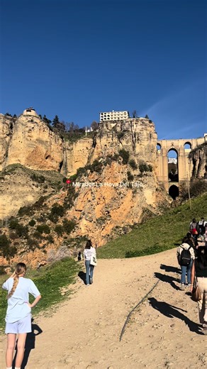 スペイン留学生の日常🇪🇸 （1/27） 今日はスペイン・ロンダという街に日帰り旅行しました！ ロンダは、スペインのアンダルシア州にある小さな街で、すごーく特徴的な場所です！ 日本ではみたことのない景色に感動しました✨ スペイン旅行の中でトップに入るお気に入りの地域でした💚 #españa #studyabroad #vlog #スペイン語 #スペイン留学 #ronda #setenildelasbodegas #スペイン旅行 #fyp